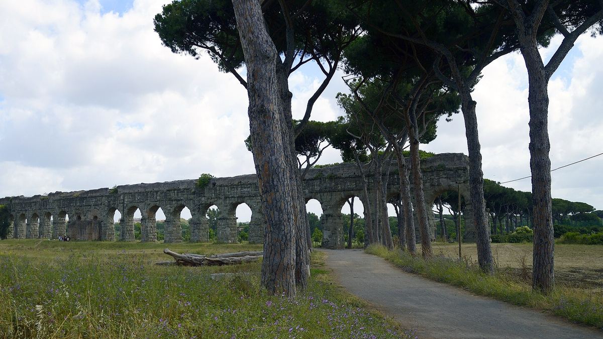 Il sentiero fra i pini e gli archi del Parco degli Acquedotti, a Roma