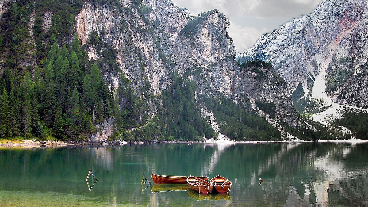 Le barche di legno sul Lago di Braies, con le Dolomiti che si specchiano nell’acqua