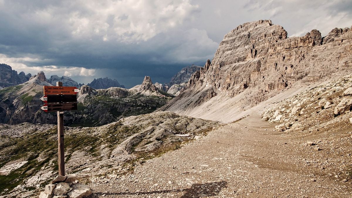 Il sentiero verso il Rifugio Locatelli con le pareti delle Tre Cime di Lavaredo